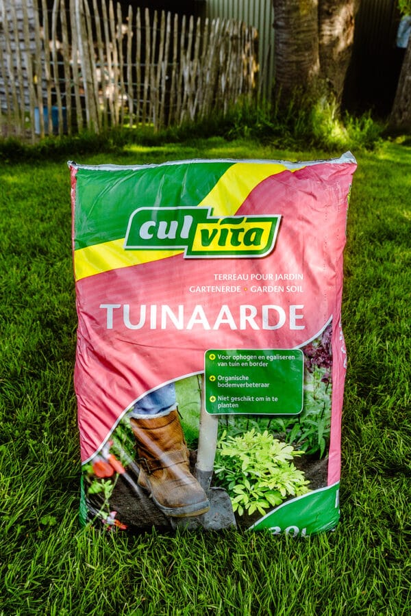 Tuinaarde voor ophogen, aanvullen en egaliseren, en het verbeteren van de bodemstructuur in de tuin, op basis van veen en compost