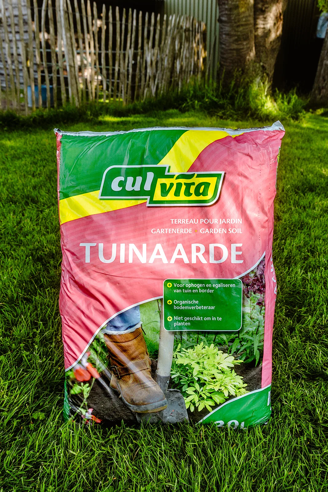 Tuinaarde voor ophogen, aanvullen en egaliseren, en het verbeteren van de bodemstructuur in de tuin, op basis van veen en compost