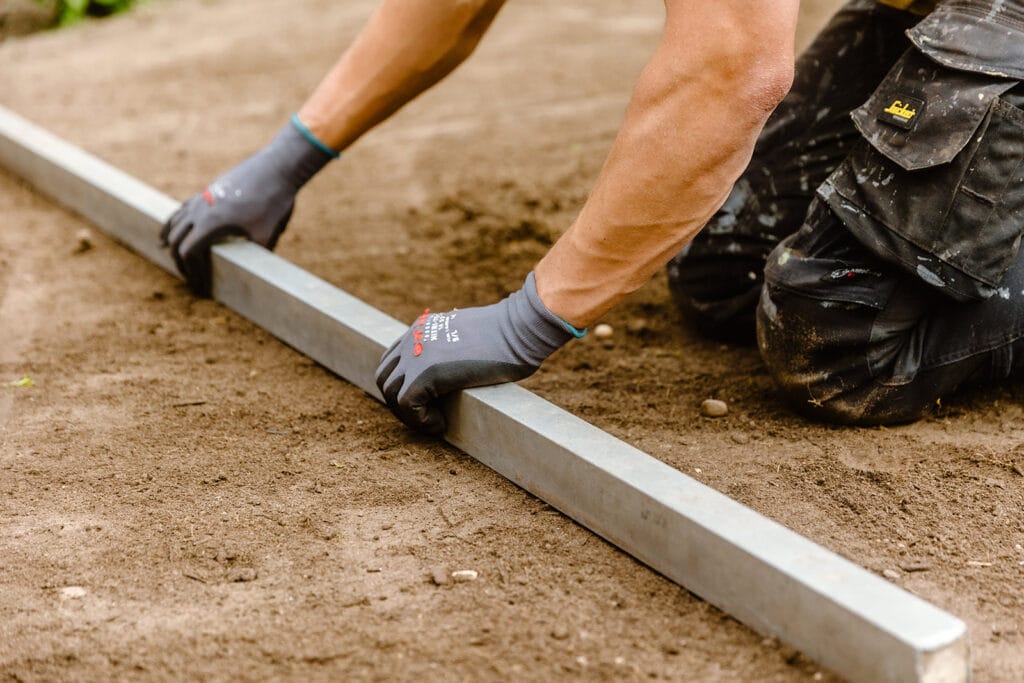 ondergrond voor het gazon egaliseren