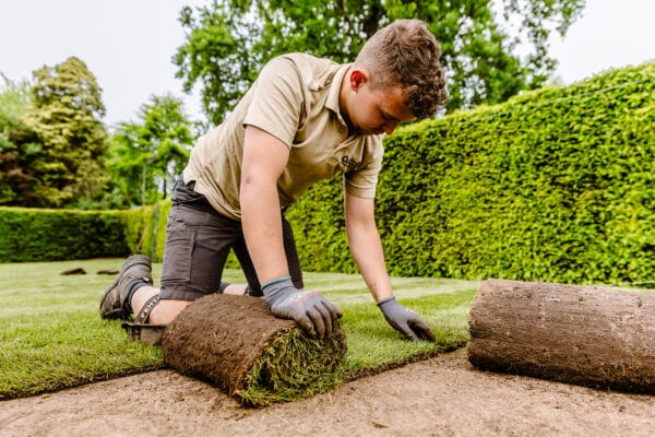 Graszoden leggen door Verspeek graszoden