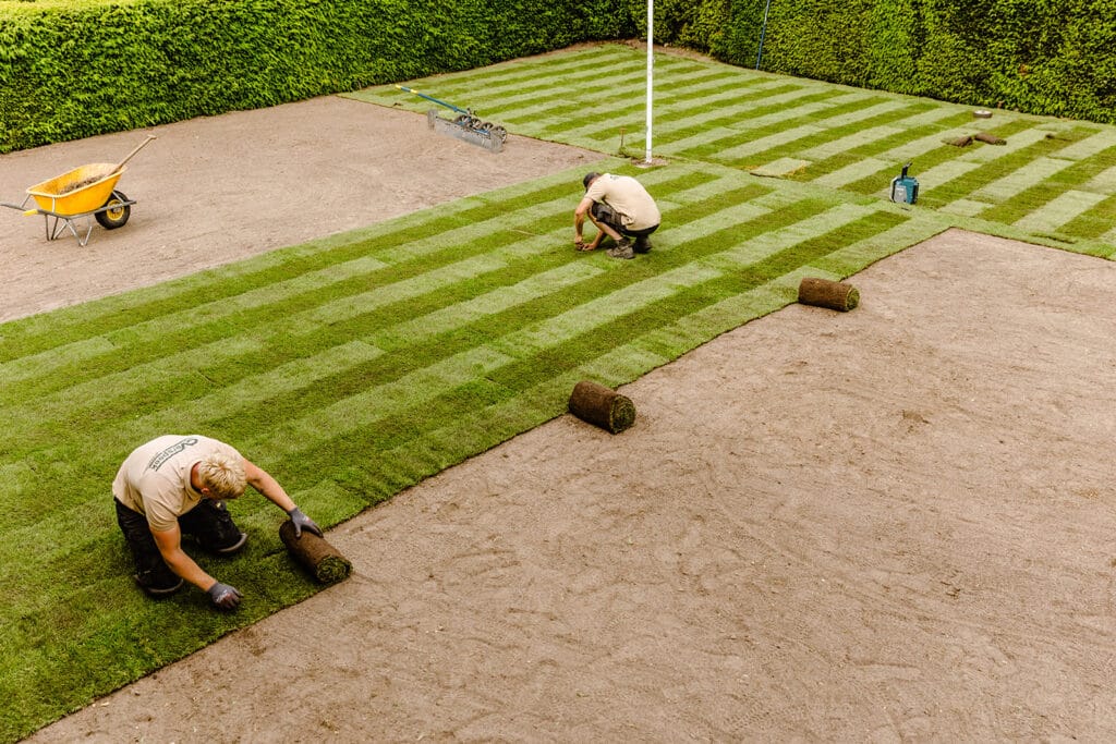 Door je graszoden te laten leggen door Verspeek Graszoden, bespaar je tijd en ben je verzekerd van een perfect resultaat.