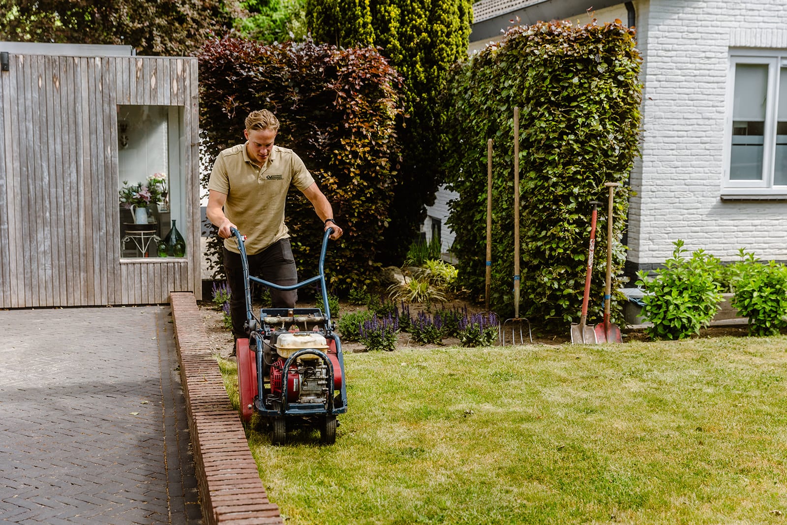 Verhuur van graszodensnijder voor het makkelijk verwijderen van zoden