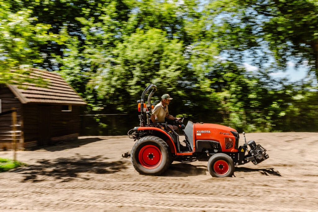 Mini loonwerk verwijst naar het uitvoeren van machinale werkzaamheden met compacte, lichte en tegelijk krachtige machines.