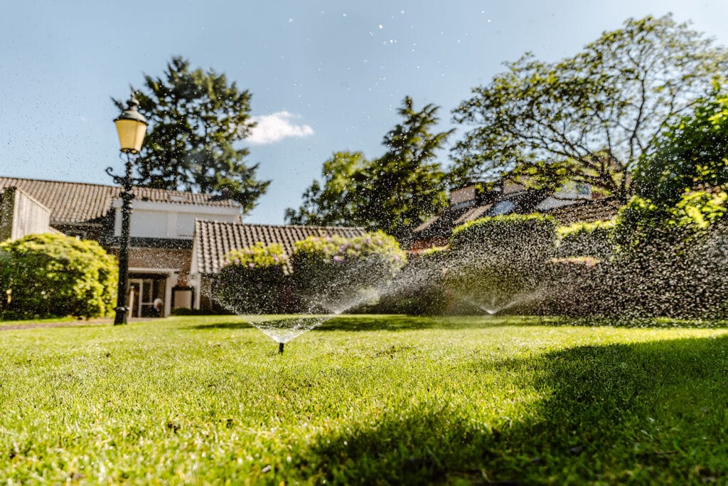 beregeningssysteem zorgt dat het gazon op het juiste moment, de juiste hoeveelheid water krijgt.