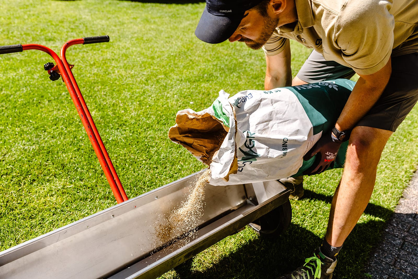 Doorzaaien biedt tal van voordelen voor een sterk en duurzaam gazon. Het versterkt de dichtheid van de grasmat, waardoor kale plekken verdwijnen en de grasmat mooi egaal blijft.