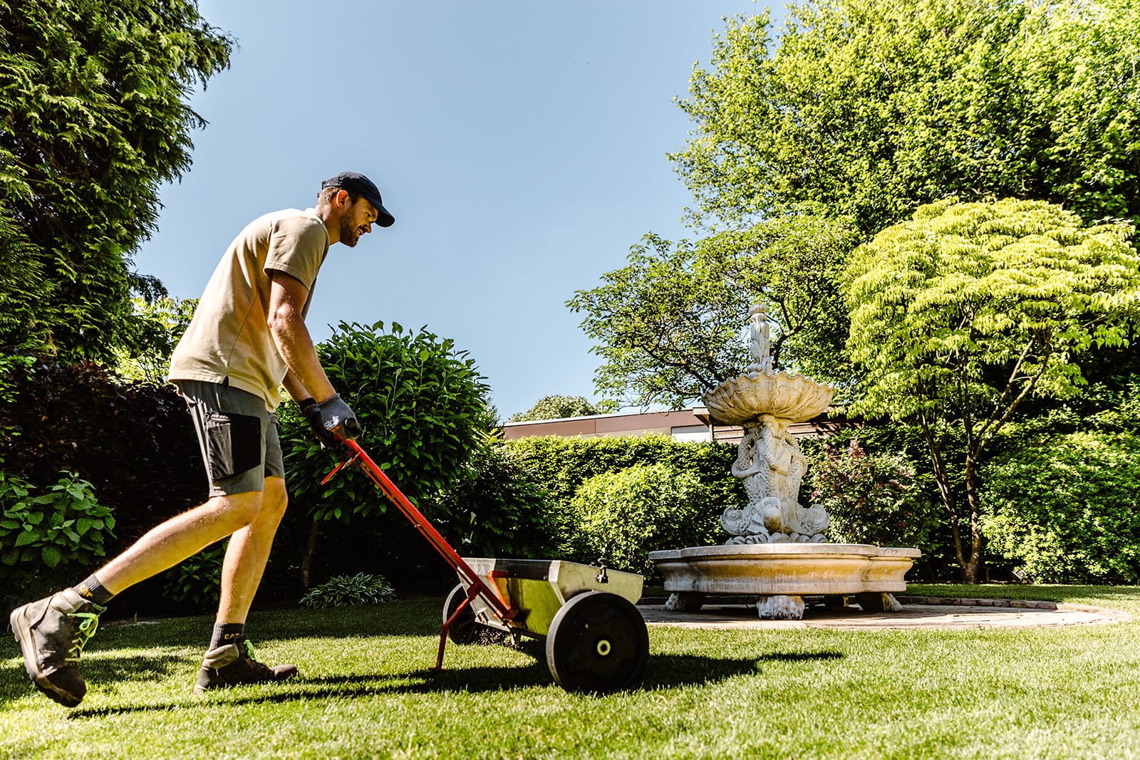 Doorzaaien is een belangrijk onderdeel van het gezond houden van je gazon