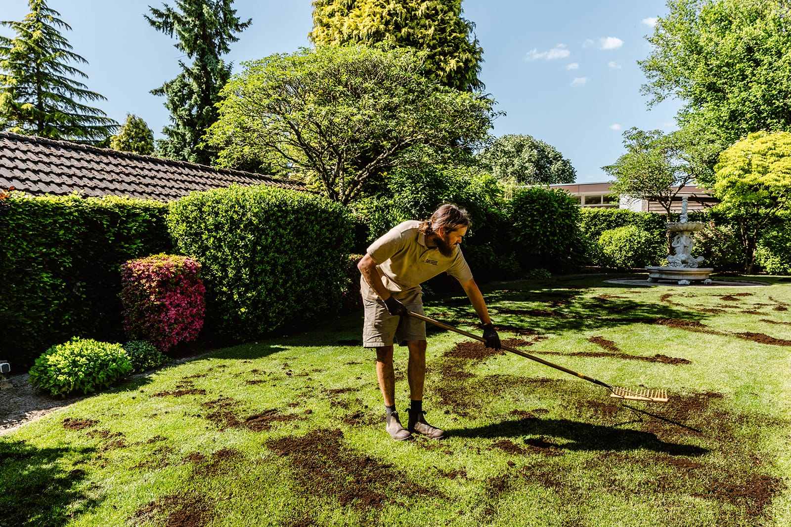 Doorzaaien biedt tal van voordelen voor een sterk en duurzaam gazon. Het versterkt de dichtheid van de grasmat, waardoor kale plekken verdwijnen en de grasmat mooi egaal blijft.