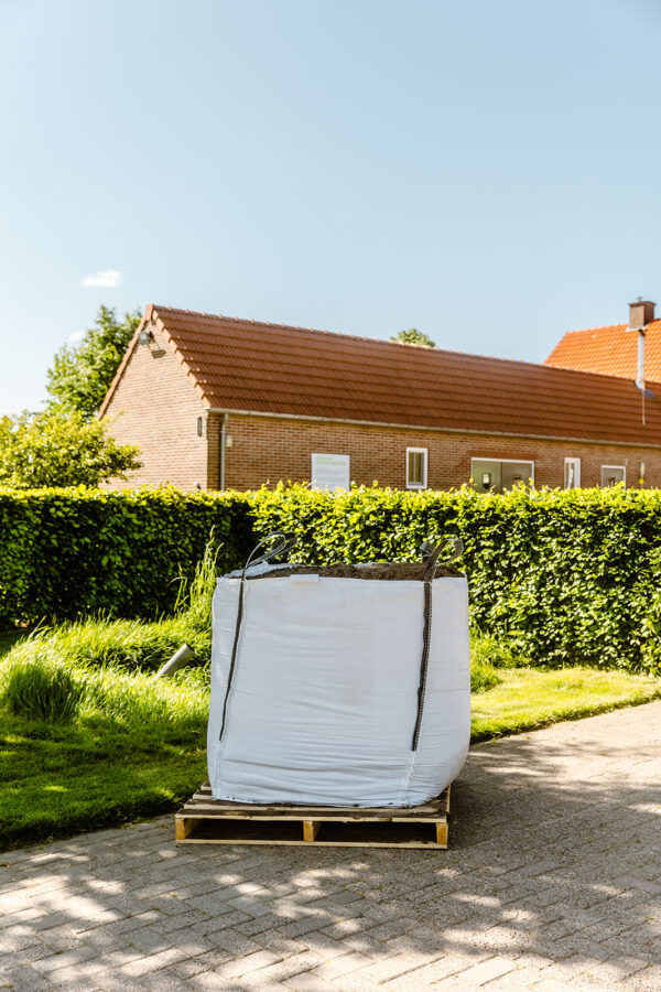 Eine Nahaufnahme von dunkler, lockerer Blumenerde, die für die Gartenpflege vorbereitet wurde. Sie zeigt eine gut bearbeitete Erde, die ideal für das Pflanzen von Blumen und Gräsern ist.
