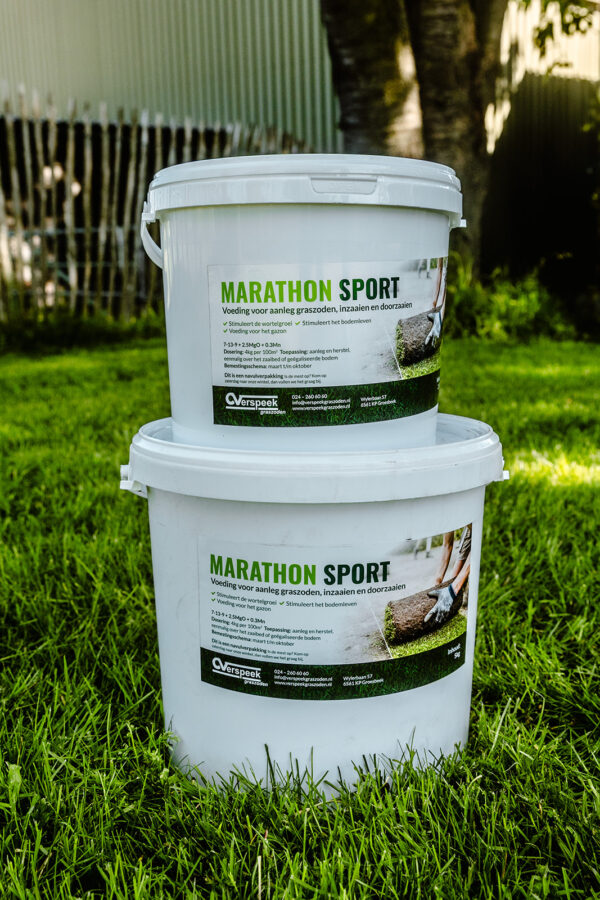 Eine Packung Marathon Sport, die auf einem gepflegten Rasen hinterlegt ist. Ideal für die Bildung eines strapazierfähigen und dichten Grases, das auch intensiver Nutzung standhält.