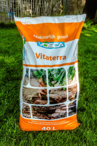 40-Liter-Sack Vitaterra Pflanzerde, ideal zur Bodenverbesserung bei der Neupflanzung von Bäumen und Sträuchern. Sorgt für schnelles Anwachsen und gesunde Wurzeln.